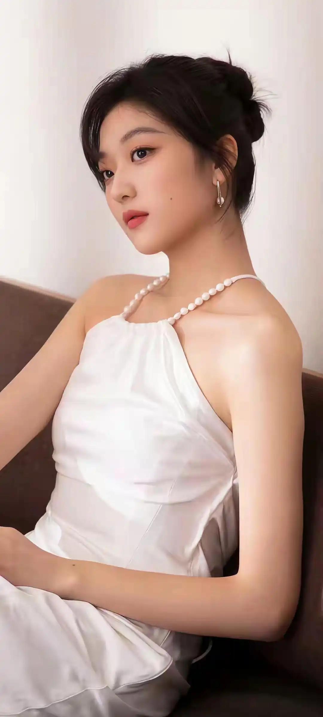 杨幂、赵丽颖、唐嫣，谁最漂亮优雅白裙，珍珠项链，复古卷发，尽显温柔与优雅。真漂亮