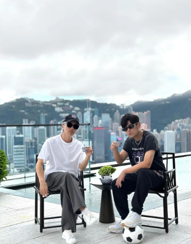 周星驰出手就不凡，周杰伦在香港举行演唱会期间，两人抽空在K11顶楼见面喝茶。看