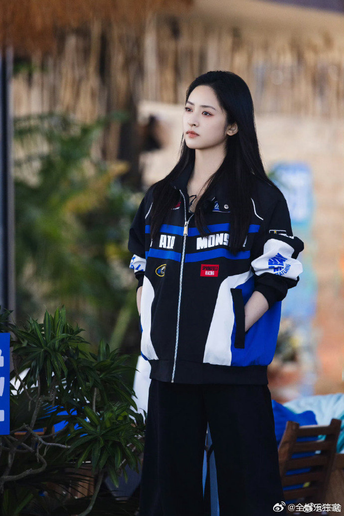 解锁沈月的打工日记新内容，高能量状态持续在线，热爱工作的女孩永远闪闪发光。