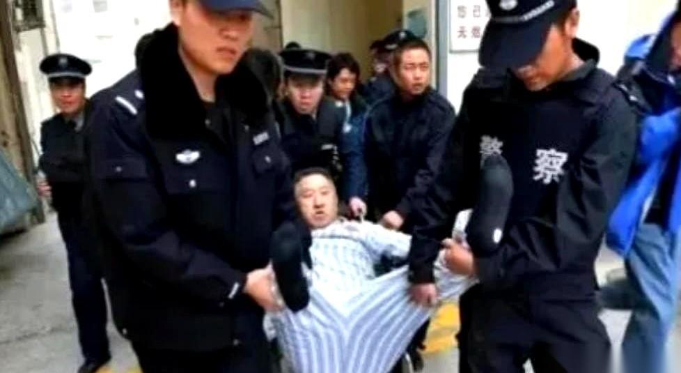 一个叫陈志强的55岁养蜂人，在医院病床上，赖了整整三年。医院忍无可忍，一纸诉状