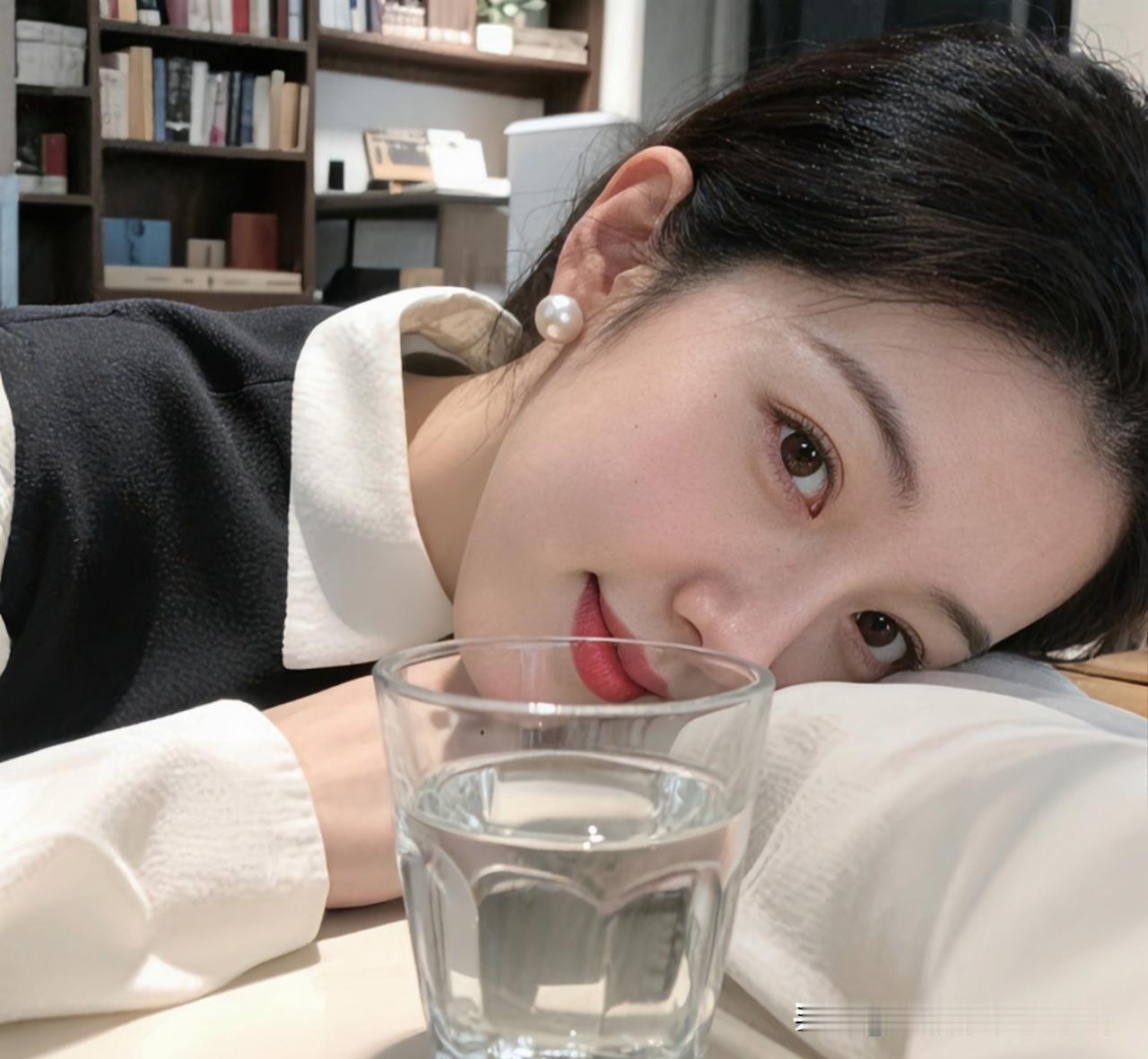 在亲密关系中，女人的崇拜有时会表现为，遇到重大决策时，她会习惯性地先征求他