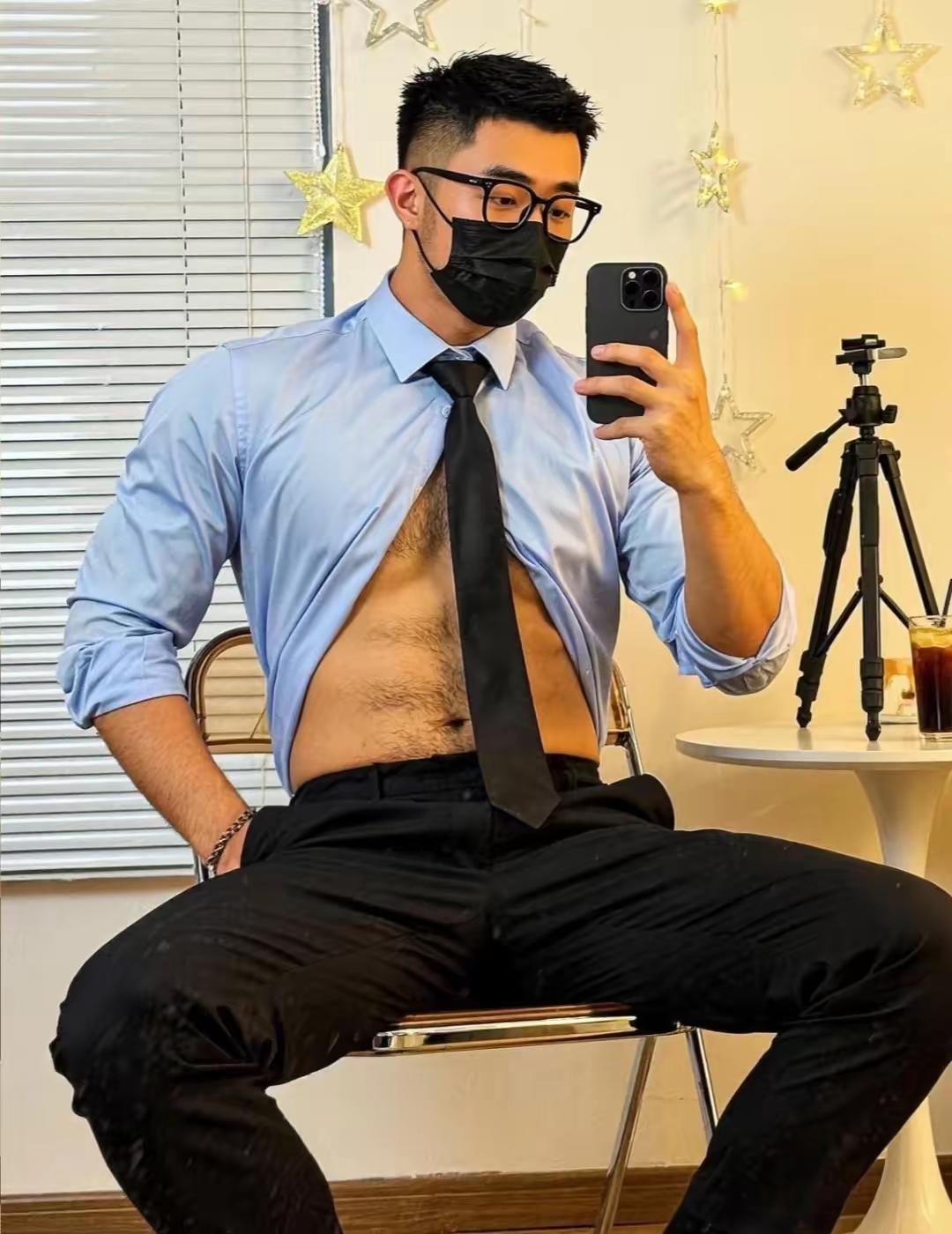 面如潘安，只露眼；口罩掩面，很气质。解衣露肉，不显肉；圈圈曲曲，一层毛。可爱