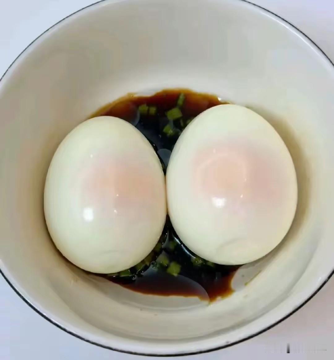“一个鸡蛋，除了维生素C，人体所需营养它全包了——这性价比，蛋白粉看了都沉默。但