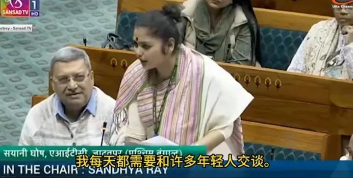 在印度议会里，我看到一幕挺有意思的场景：一位女议员站在那里，口若悬河地对莫迪展开