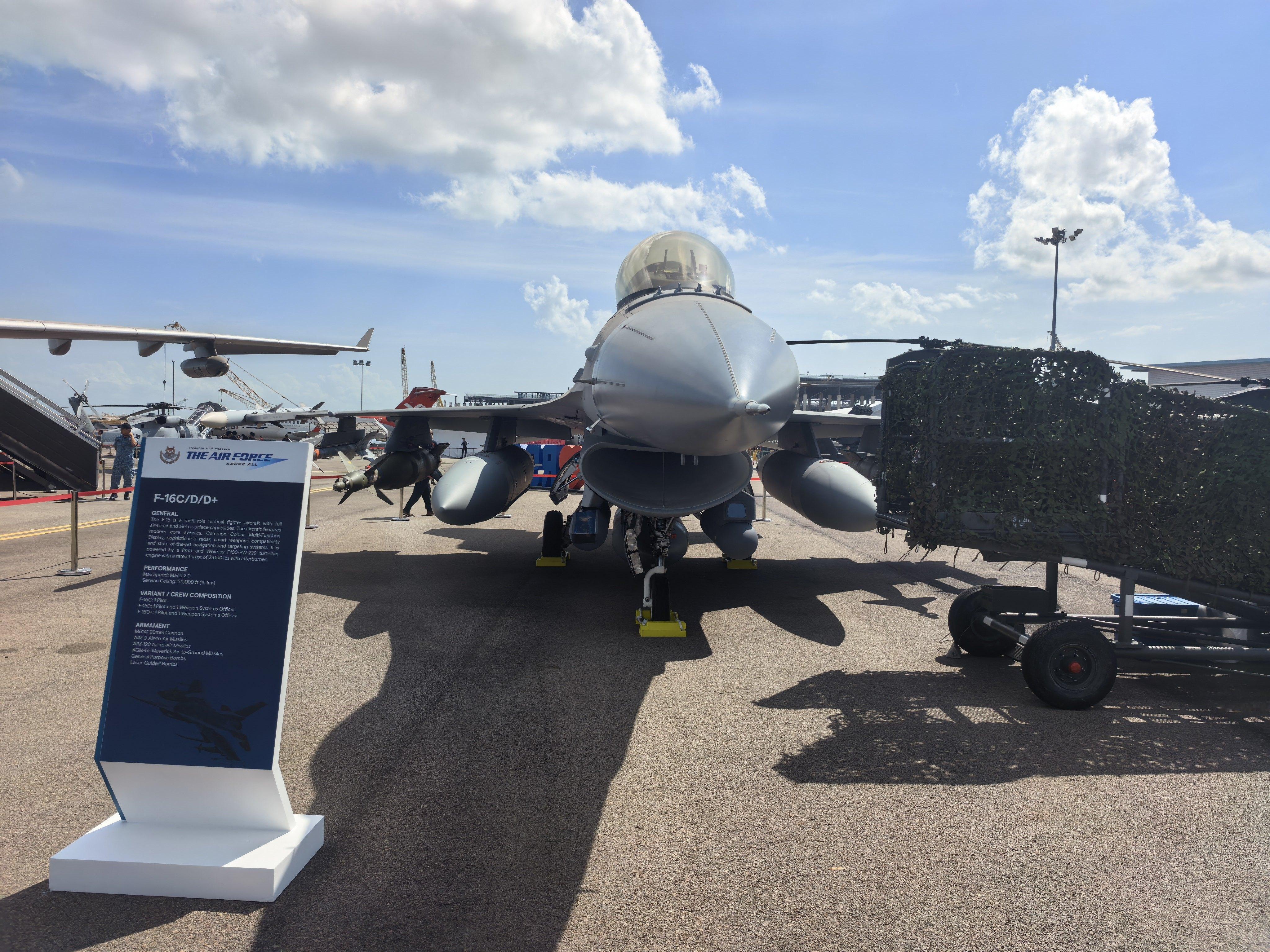 新加坡航展上的F-16，我用华为开了10倍镜，趴地上拍的，不过感觉这些照片没啥价