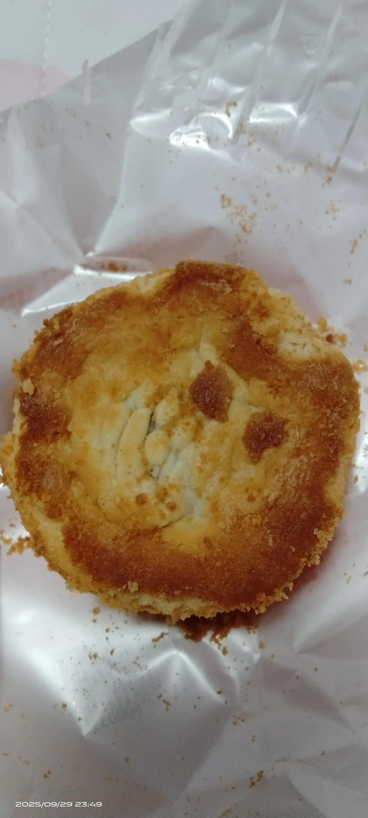昨天网购了30块月饼，每块95克。因为以前买过这个牌子的月饼，蛋月烧，皮似蛋糕，