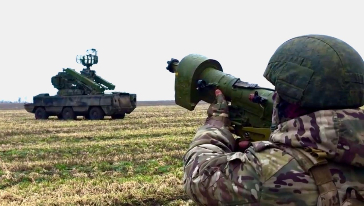 捍卫黄蜂由反无人机小组保护的“Osa-AKM”9K33M3型防空导弹系统摄影：