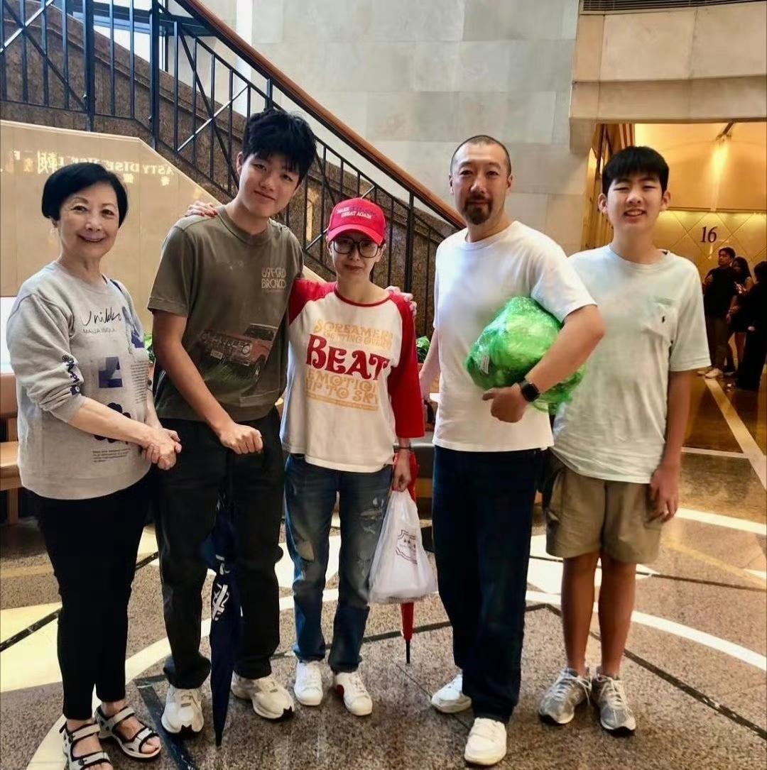 陈慧琳的两个儿子，右二是陈慧琳老公。大儿子像爸爸，小儿子像妈妈。​​​