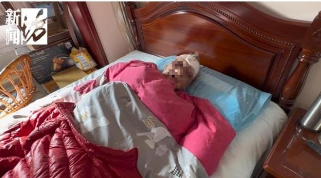 上海百岁老人深夜血流不止命悬一线，救护车竟被小区铁门冰冷阻拦！保安一句“只进不出