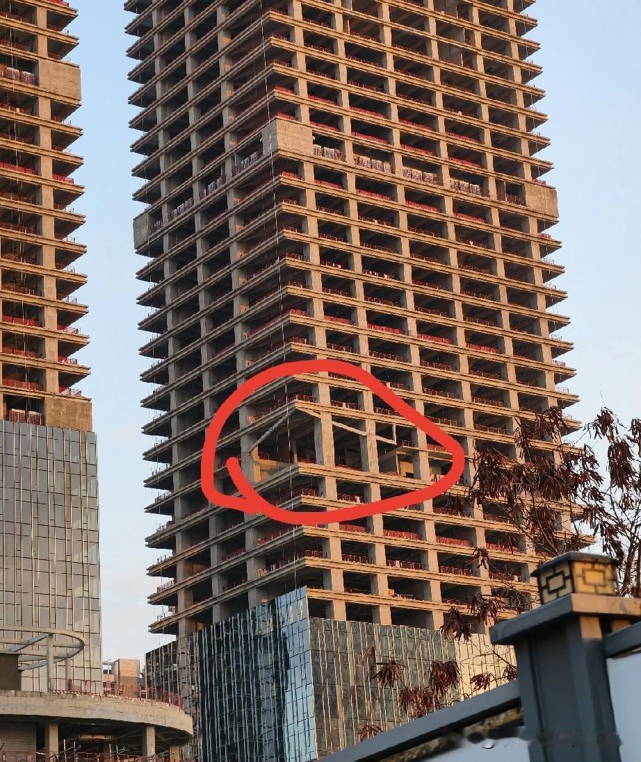 不懂就问这里为什么是歪的？？？上下班天天瞅这栋在建写字楼，别的楼层都板板