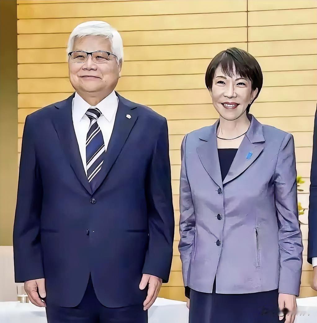 高市早苗嘴巴都笑歪了，在这竞选关键期，台积电董事长魏哲家专程飞到东京给她加菜，他
