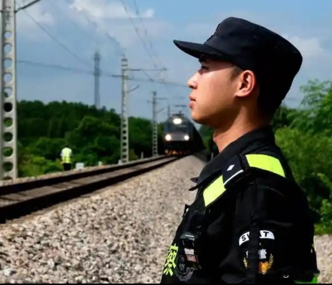 都说铁路警察是辅警,没有编制,其实大家错了,铁路警察不仅有编制,而且还是公务员编