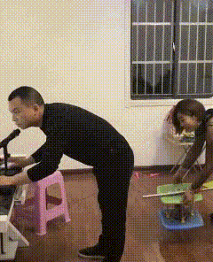 GIF搞笑图片: 搞笑人物, 搞笑段子, 美女你这喝水姿势很多人学不来