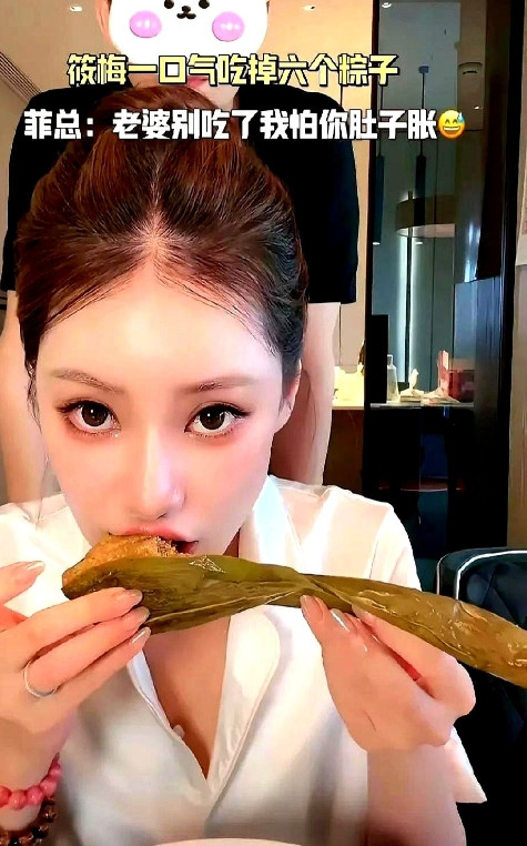 汪小菲看马晓梅直播卖粽子时连吃六个，心疼得赶紧从厨房跑出来制止：