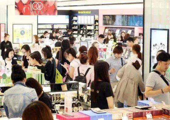 来看看韩国人的嘴脸，真是气炸了！自韩国对中国游客免签后，他们的社交媒体上突然
