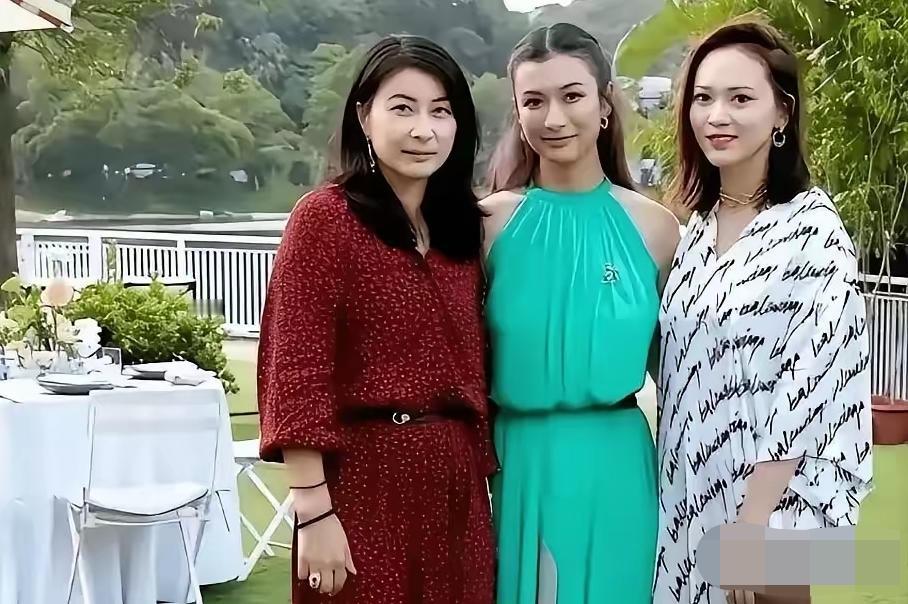 两位长的都比郭晶晶白，好看，漂亮。