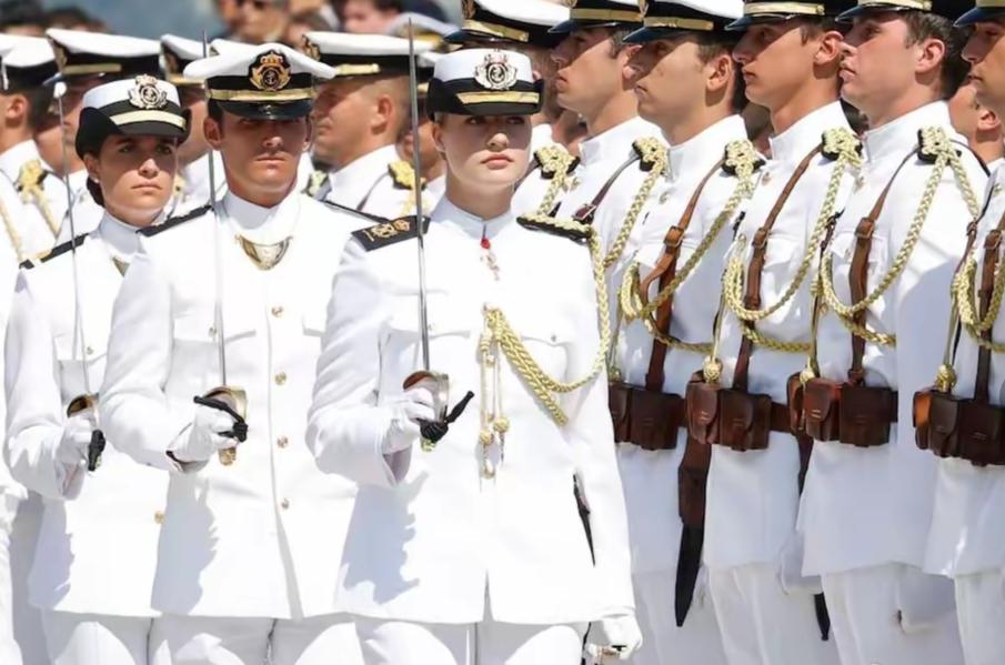 西班牙王储莱昂诺尔公主，已经从军校毕业，距离未来继承王位和接任三军统帅，确实是更