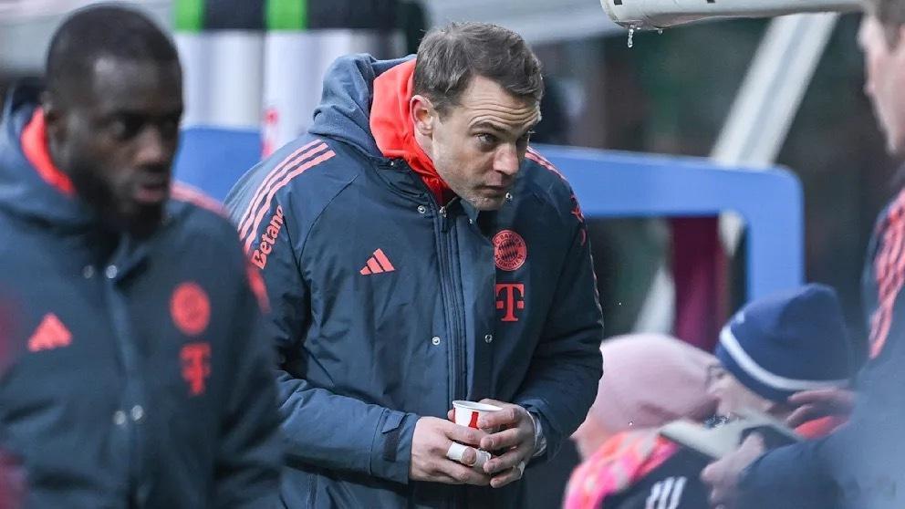 诺伊尔中场休息被换下场，这是他参加的541场德甲，第6次提前下场。埃贝尔赛后谈到