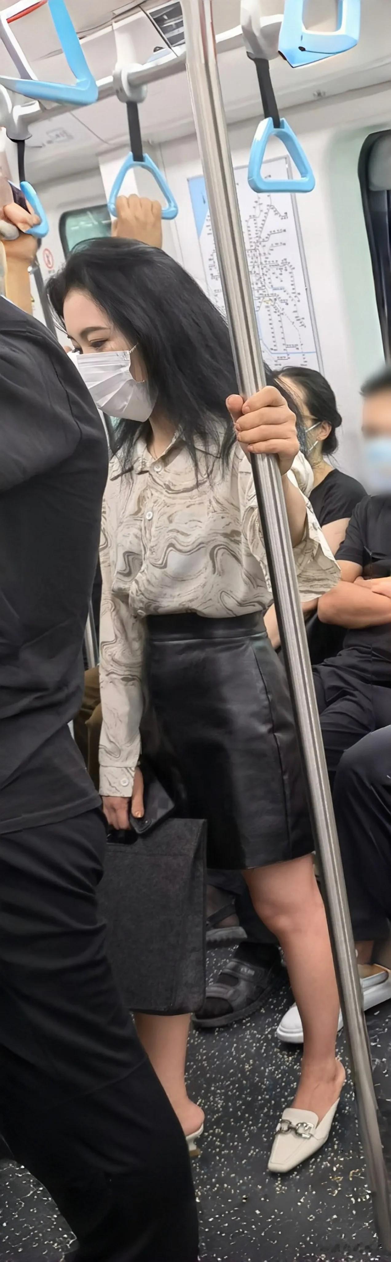 口罩都不能遮盖的气质…