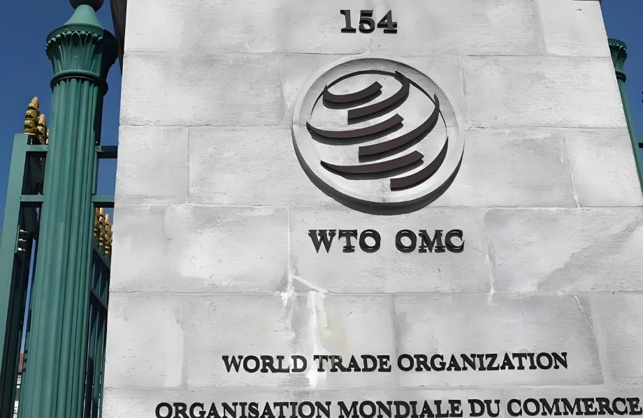 美：听着！我又签了命令，要在原有基础上再加10%的关税！全球都得交！中：哟，