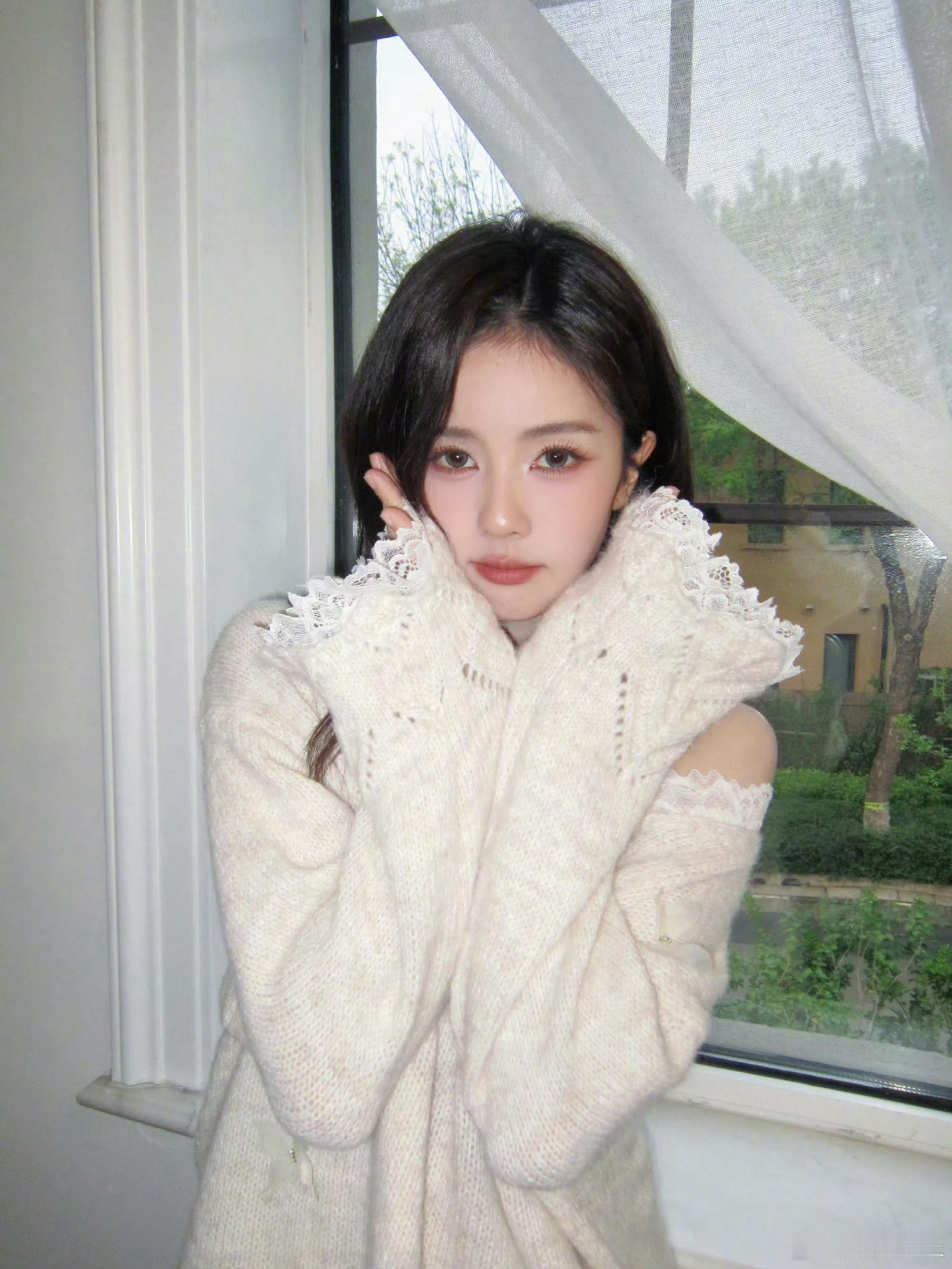 白鹿蕾丝露肩白鹿这组随拍真的美晕我慵懒卷发搭配奶呼呼的蕾丝露肩毛衣，精致锁骨和绝