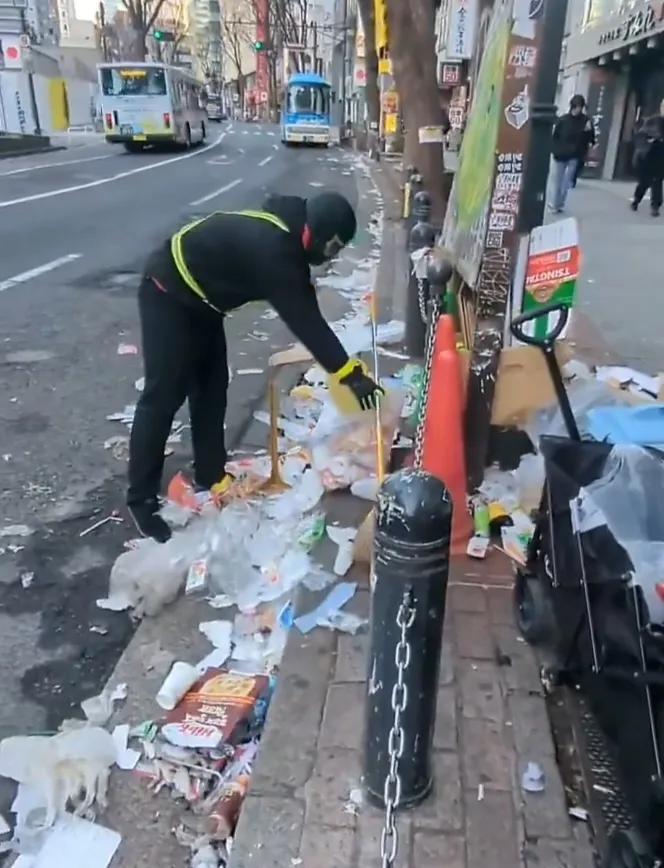 日本涩谷今天早上的街道场景，垃圾遍地，让清扫者和拍摄者都感到崩溃。以前日本人把