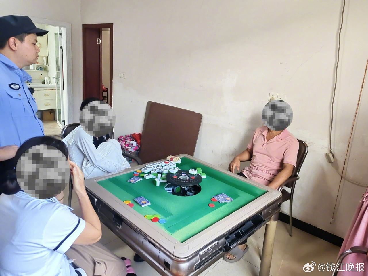 【#女子赌博遇对家赖账竟报警求助#结局舒适：同归于尽】近日，杭州建德三都派
