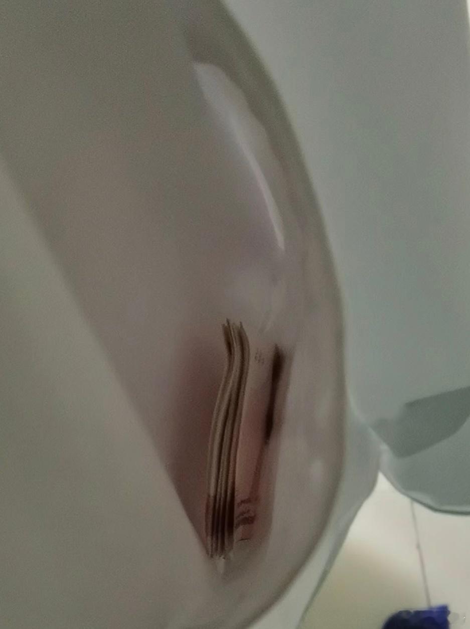 哈尔滨一名医生在手术前收下了患者家属的6000元红包。手术之后，这名