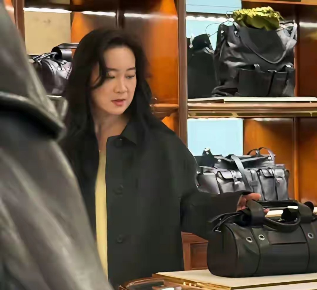 贾玲真的像换了一个人一样，不再是以前那个胖胖的搞笑形象，现在又高冷又时尚，气场完