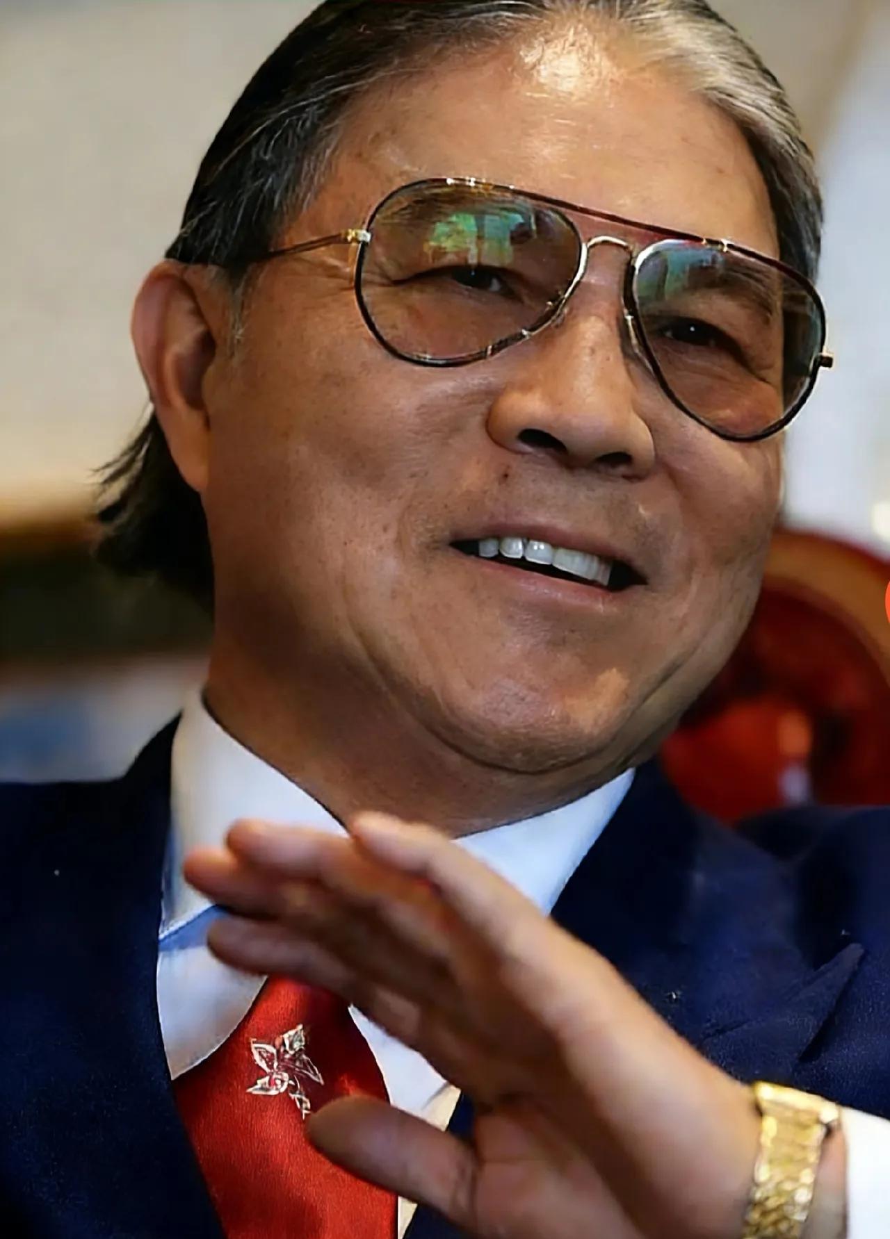 身家过百亿的霍震霆，面对孙子递来的一杯4块钱的“雪王”，手竟然抖了一下。这一