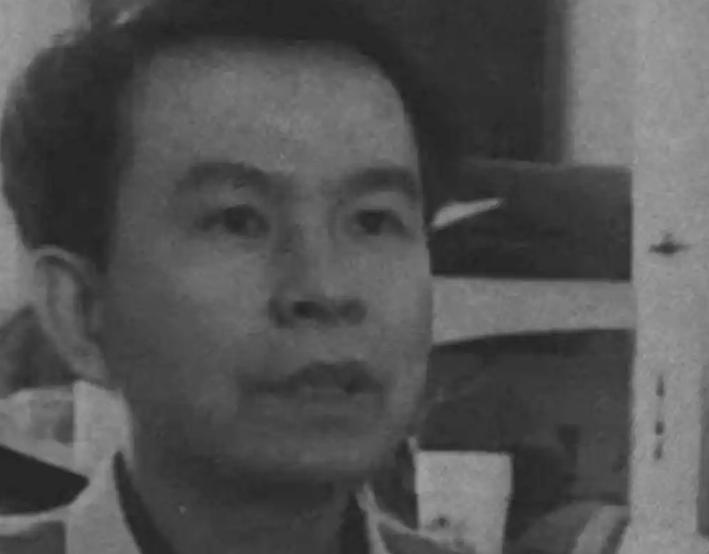1992年4月18日，昆明公安局审讯室里，李红涛趁看守转身的几秒，低头捏住手铐，
