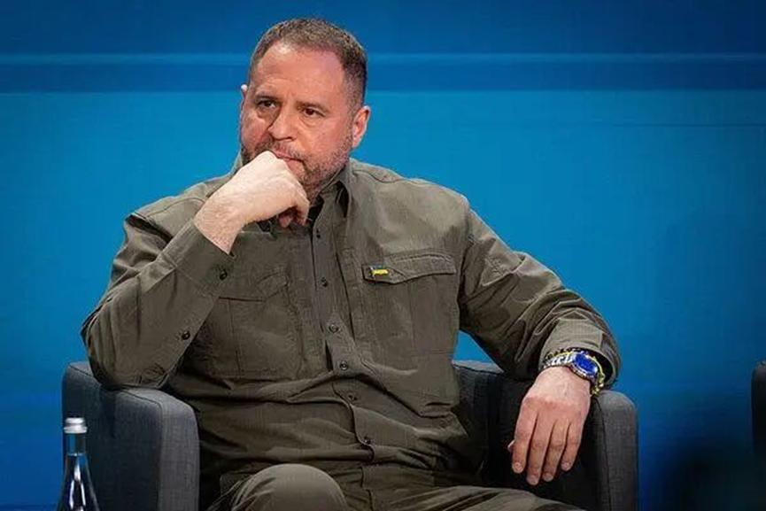 美国这次可能真的想叫停俄乌冲突，这些天，泽连斯基周围的亲信，正在被一一清除。就连