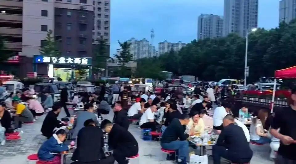 “活该你发财！”安徽宿州烧烤店老板邵先生，正值生意旺季突然关门13天，对外