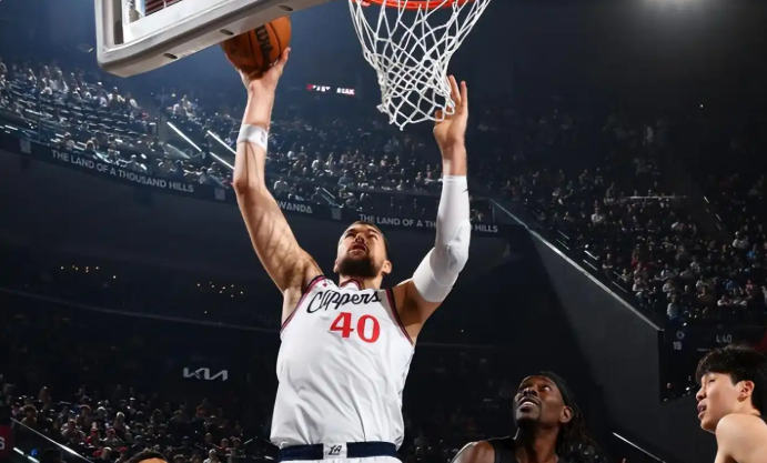 目前阵容一切的问题都来源祖巴茨1.首先说比尔需要替补的（我个人我也赞成，但是因