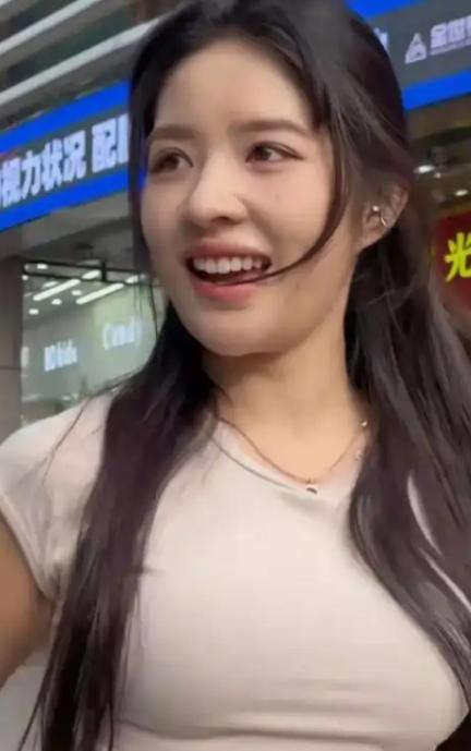 网红阿梓接受采访说了句大实话。她跟前夫分开以后，就去做了性感主播，私信里问得最多