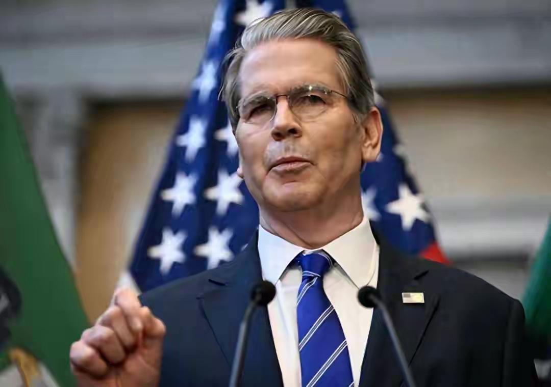 美国财长贝森特扬言，中国再不卖稀土，我们就把数十万中国留学生统统驱逐出境。他还赤