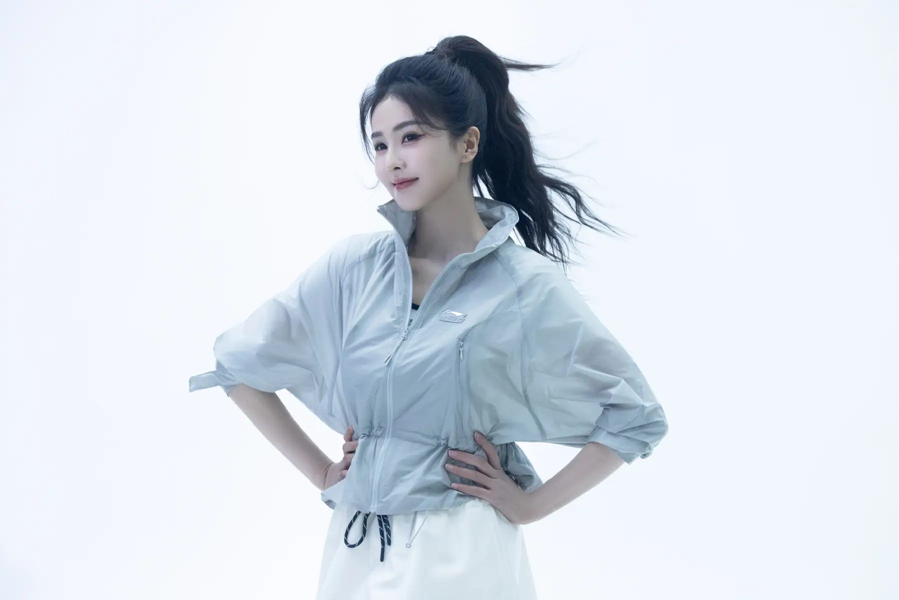 白鹿运动风穿搭配高马尾元气活力收腰外套勾勒利落线条