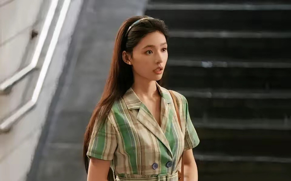 林允包了28场《功夫女足》。我第一反应是，这得多少钱。然后才意识到，重点不是钱。
