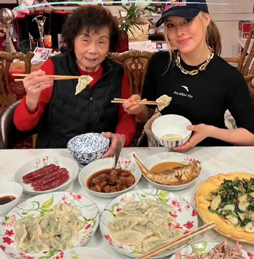 挺不理解的，谷爱凌自己都喊“妈妈的妈妈”为“奶奶”（用中文说的），怎么一堆媒体和