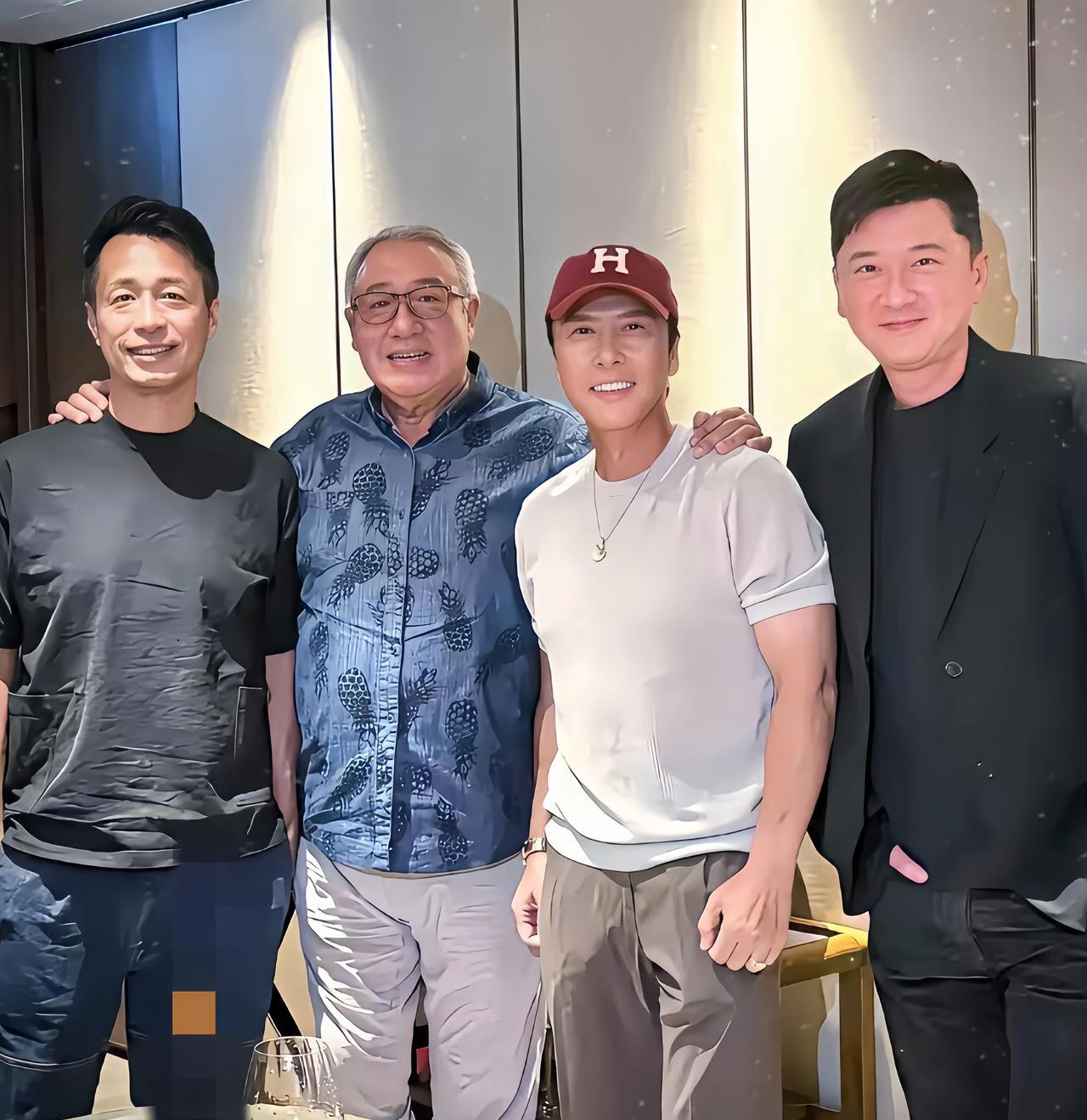 宇宙最强“甄子丹”，他戴着红色帽子，穿着简约的白色T恤，展现出亲和随性的一面。