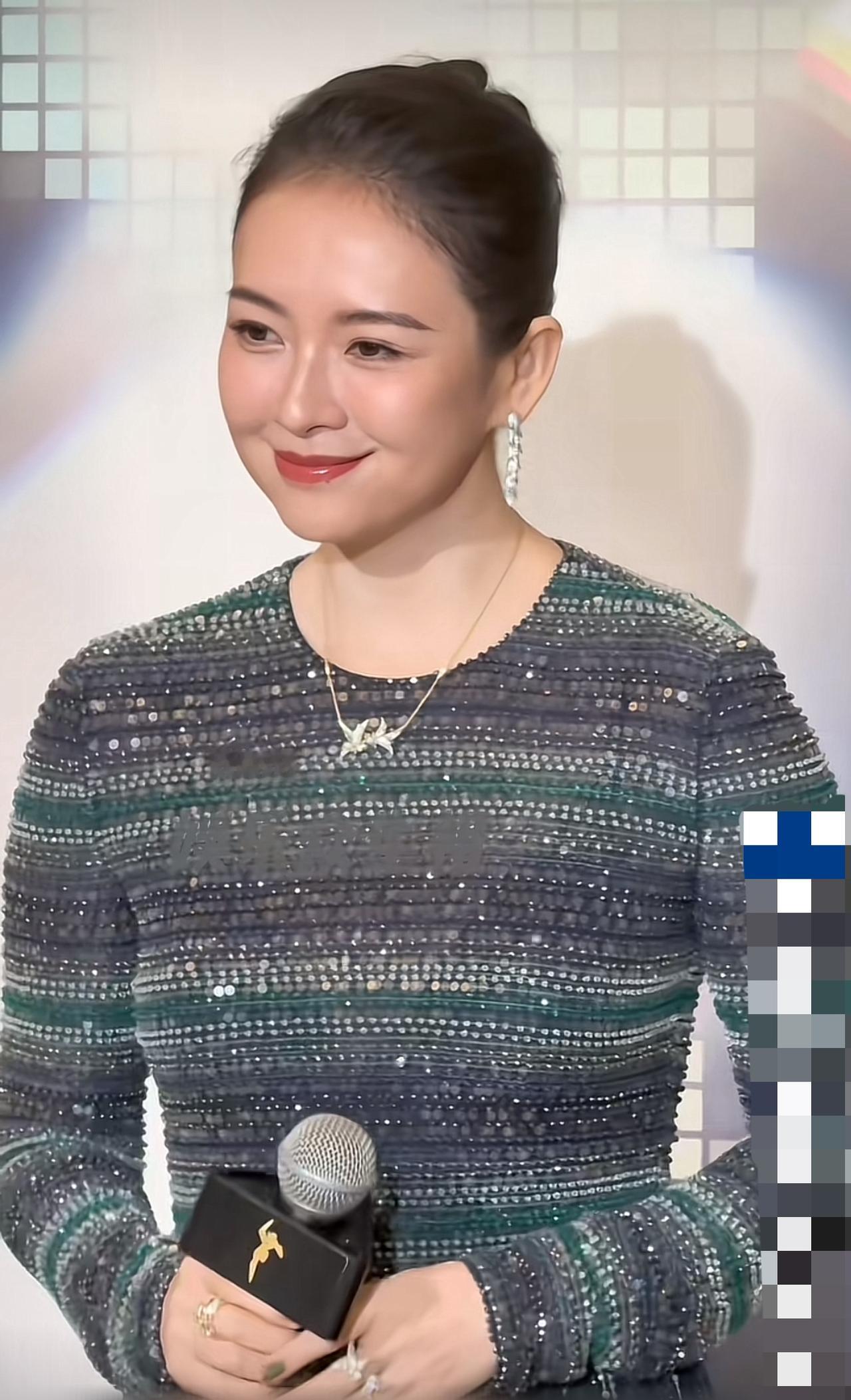 最近看到章子怡的照片，也忍不住疑惑她的脸咋回事。照片里她看着确实肿肿的，和记忆中