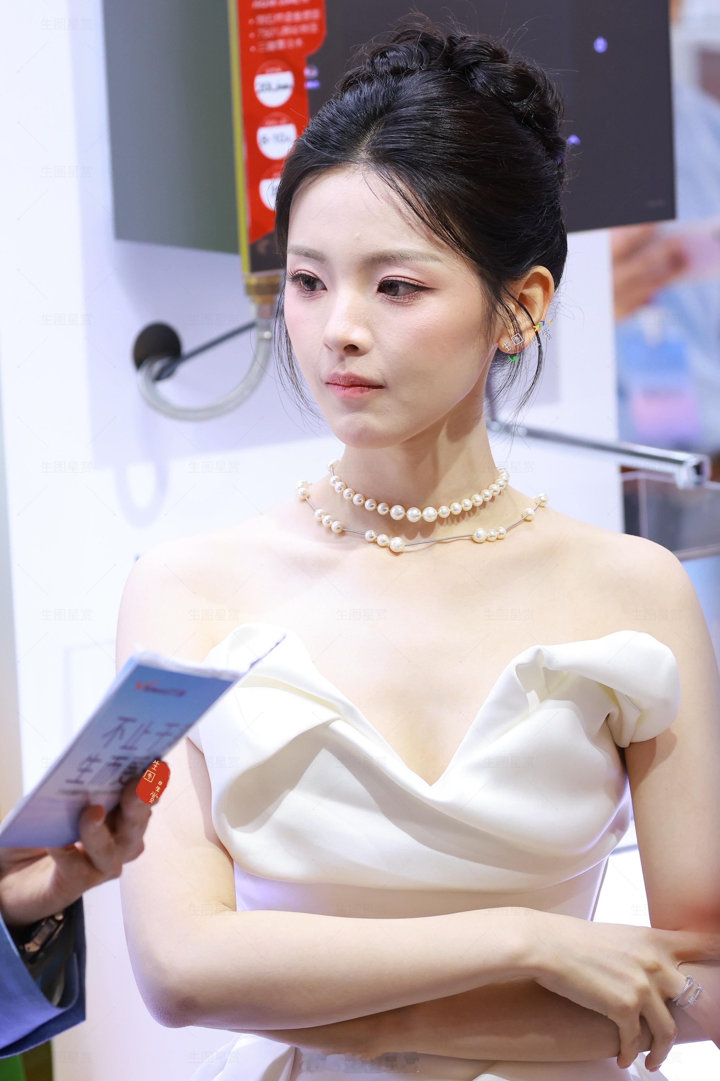 杨超越今日站台生图，鲜活少女来的