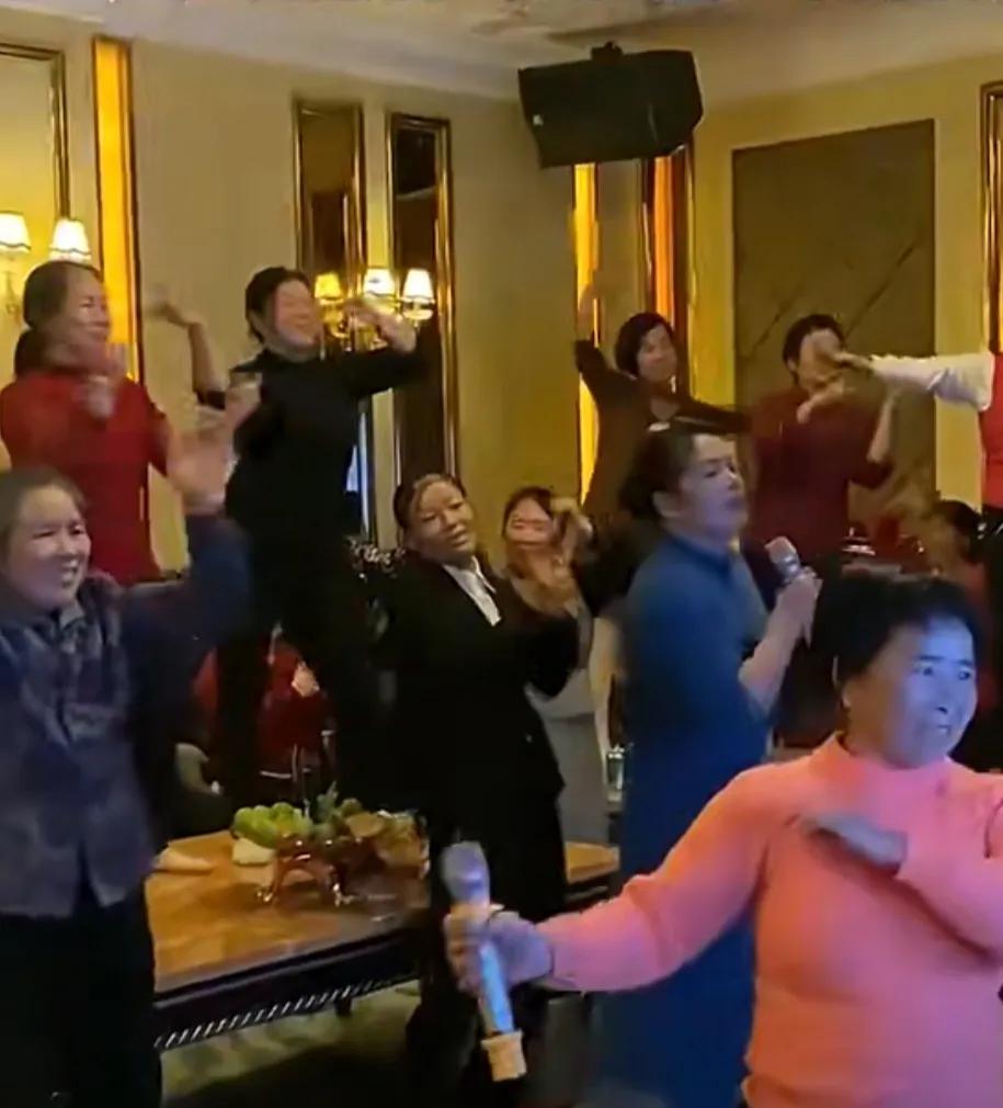 有没有发现，被年轻人抛弃的KTV，正被大爷大妈救活，工作日的KTV被老年人承包了