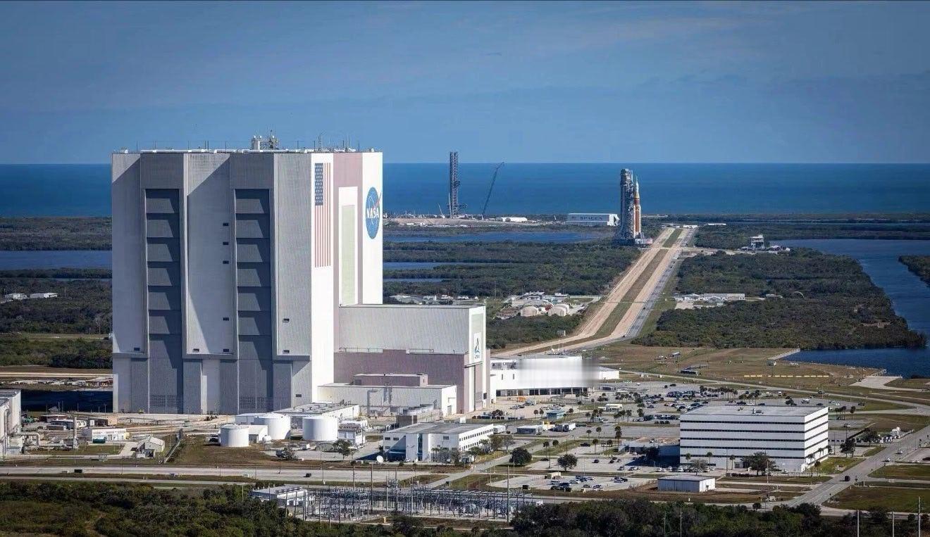 航天NASA阿尔忒弥斯计划的SLS火箭已经顺利抵达发射台！半个多世纪后，人类再