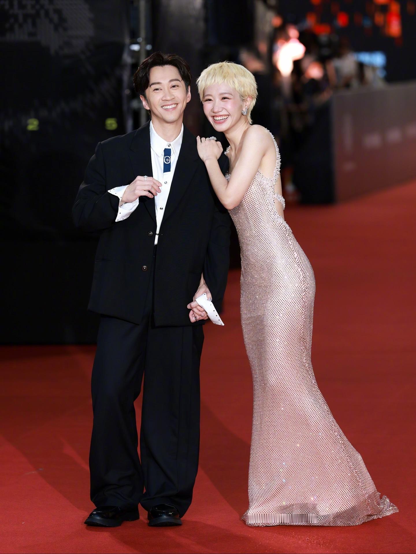 出席金钟奖的新婚夫妇陈汉典与妻子-本届金钟奖典礼主持Lulu黄路梓茵。Lu
