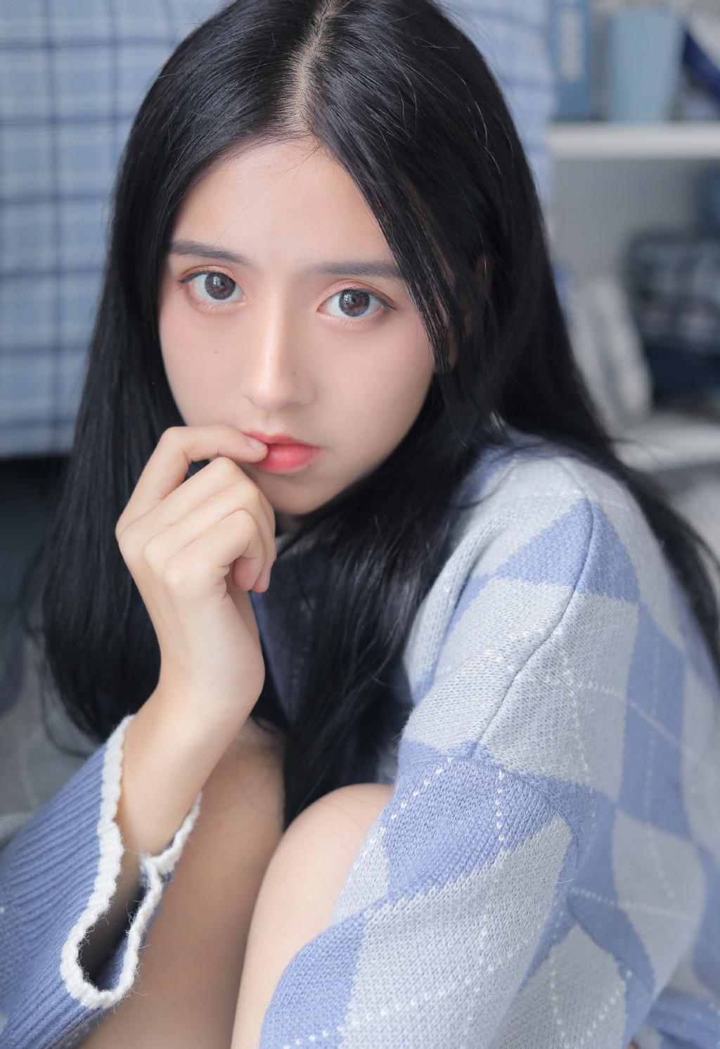 笑话：丽丽找了对象，带回家让奶奶看。小伙子挺帅，奶奶问，小伙子，你干什么工作呀？