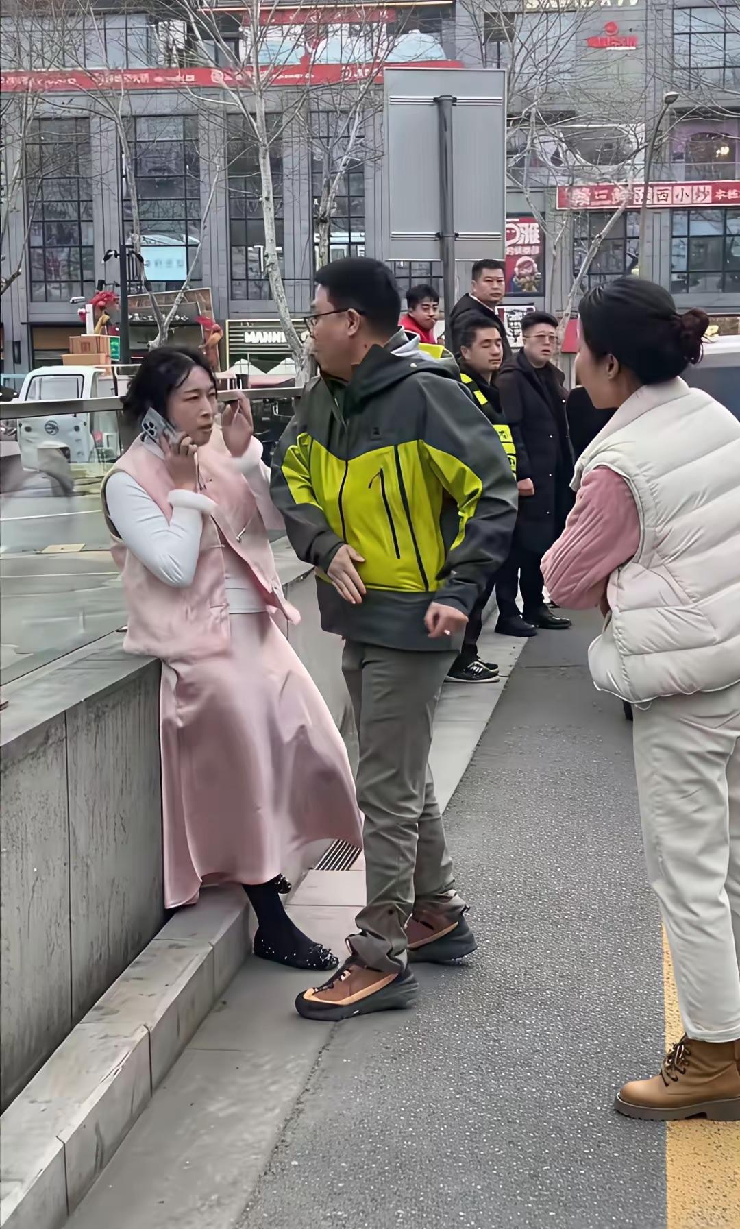 这钱花得比吃了苍蝇还恶心！一开始就是个小剐蹭，本来交警来了走流程就行，结果那