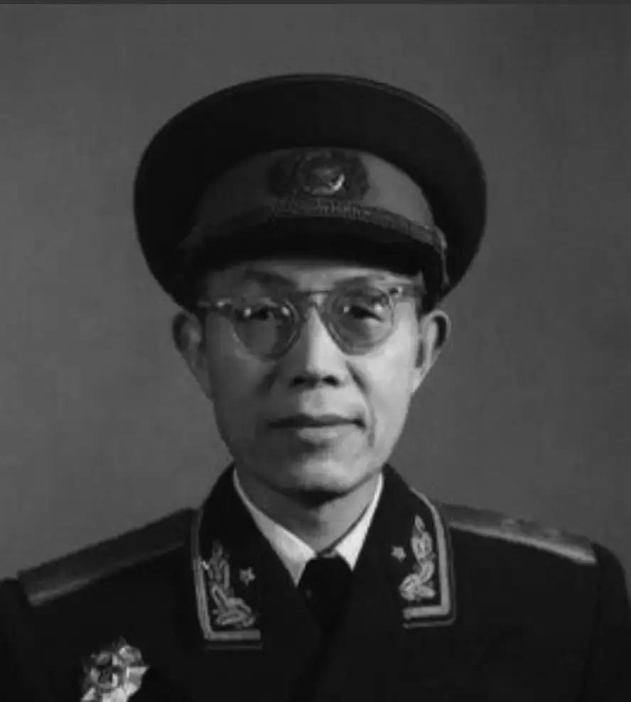 1937年，一红军干部流浪大西北，靠给地主写对联谋生。地主看完字迹后，压低声音：
