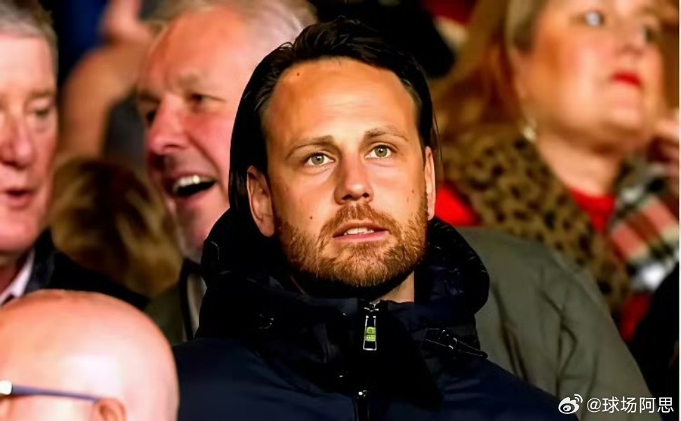 曼联花2.25亿英镑升级阵容，没想到最大的惊喜竟是个主动降薪来当总监的人。这人叫