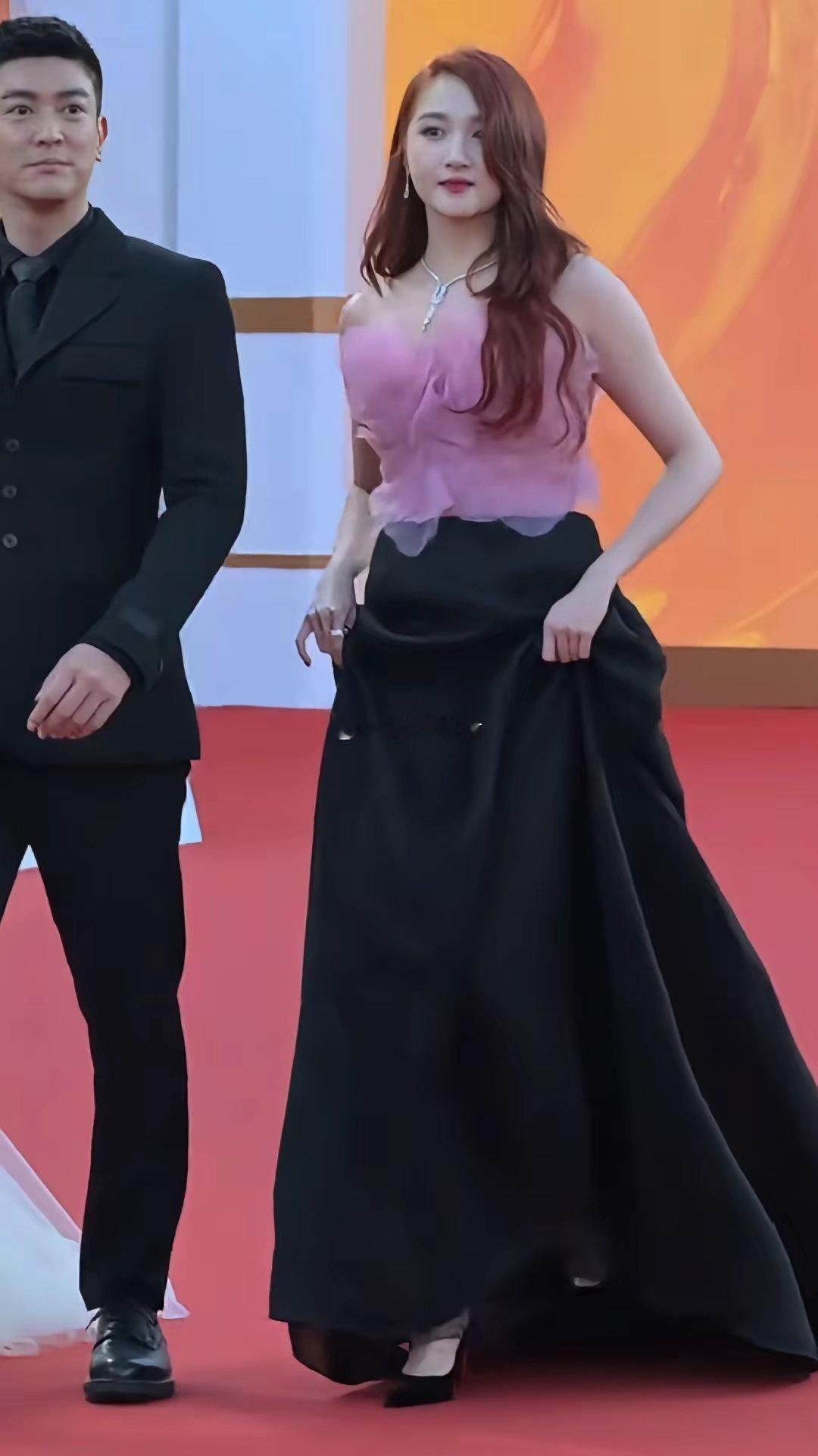 关晓彤的粉丝不淡定了鹿晗估计也要不淡定了他们无论如何都想不清楚，关晓彤为什么会同